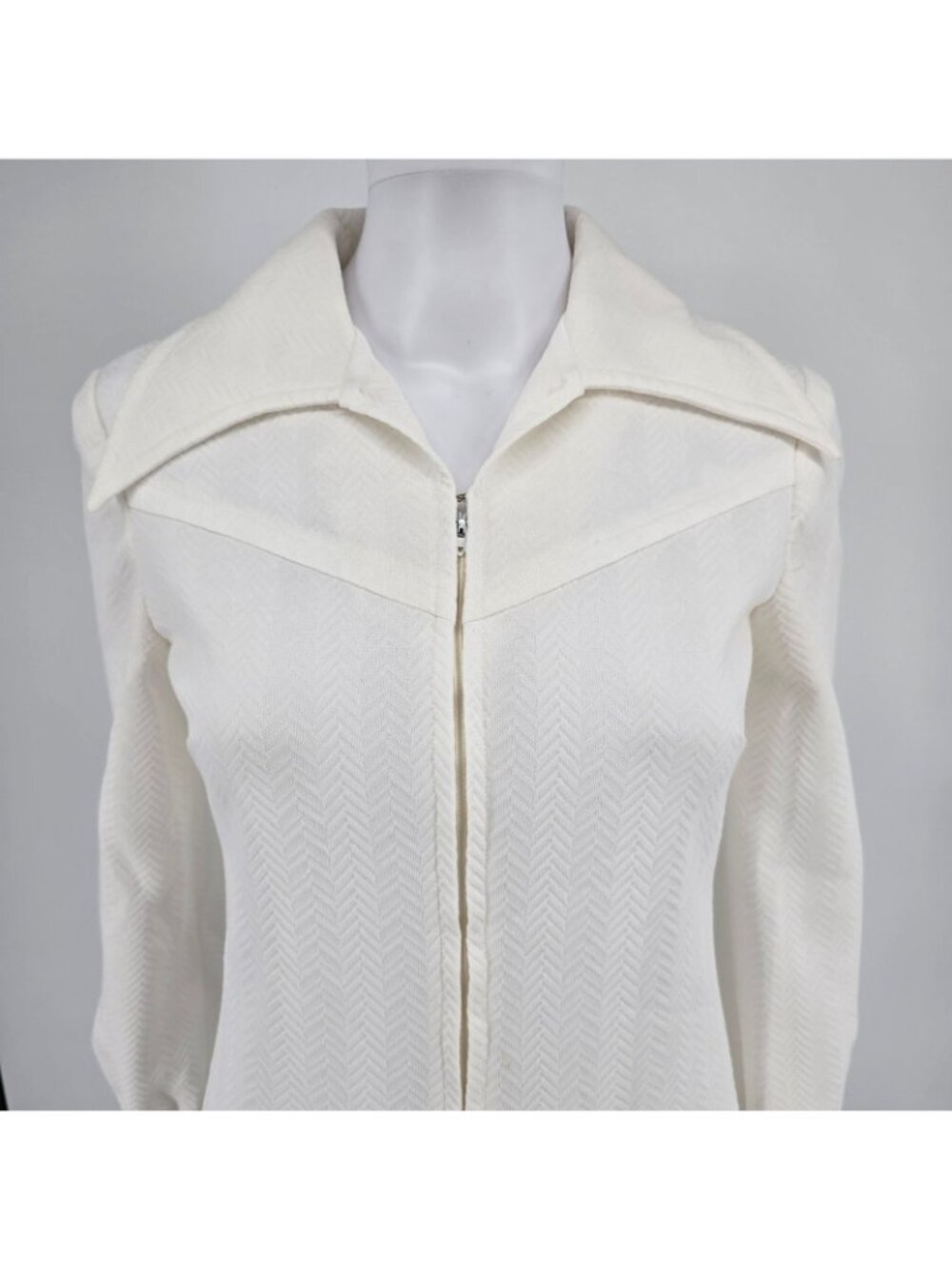 Vintage Early 1970s Ivory Textured Chevron Knee-Length Mod Dress (Size 6/S) - Picture 2 of 11